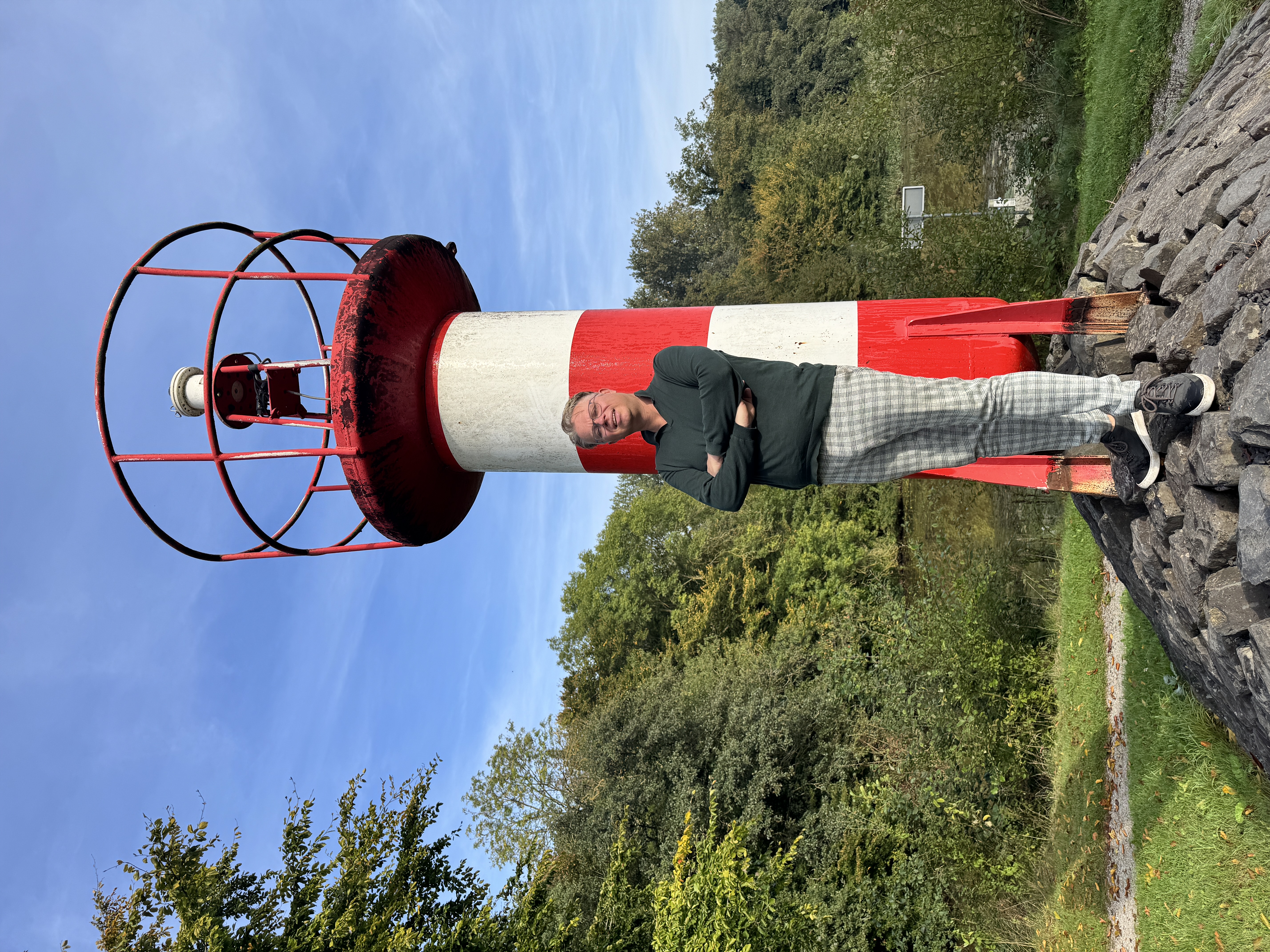 Arthur Lambeck bij een rood-witte vuurtoren