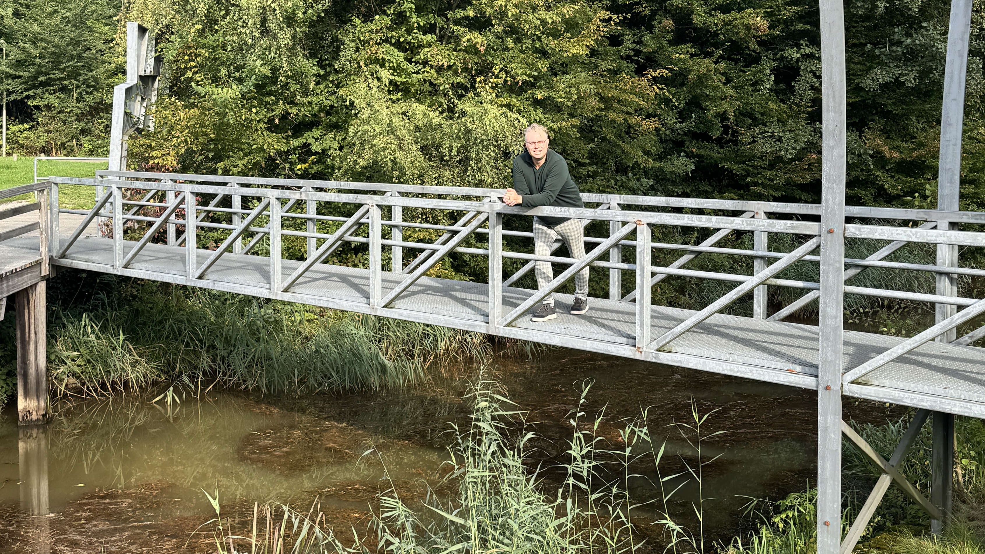 Arthur Lambeck op een brug in een groene omgeving
