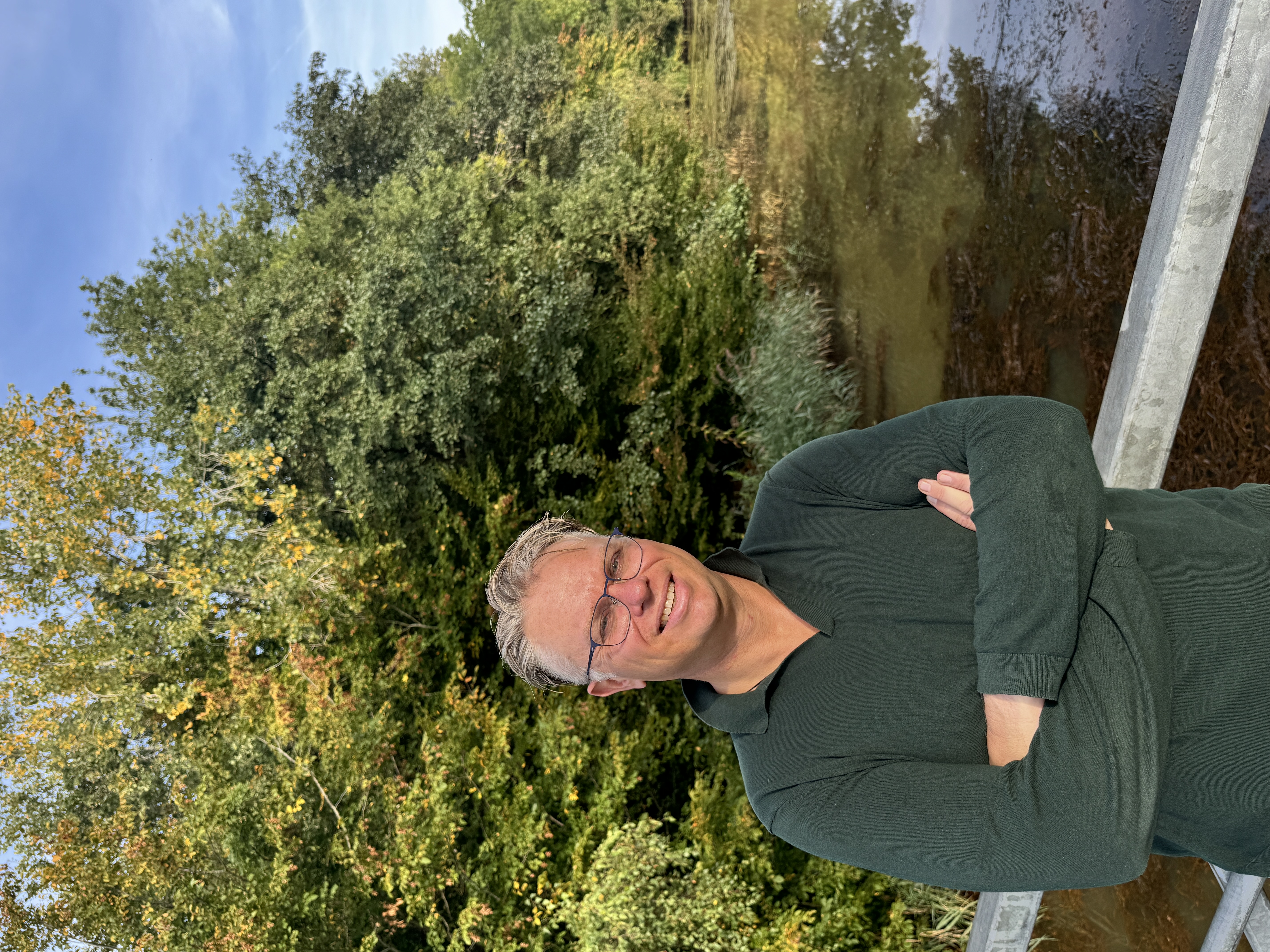 Portret van Arthur Lambeck in een groene omgeving